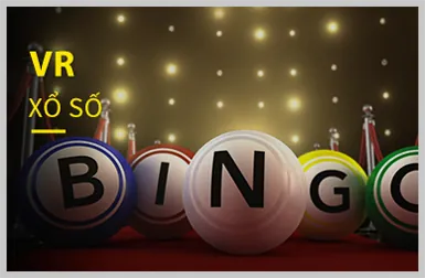 Bộ bài poker và chip cược trên bàn chơi